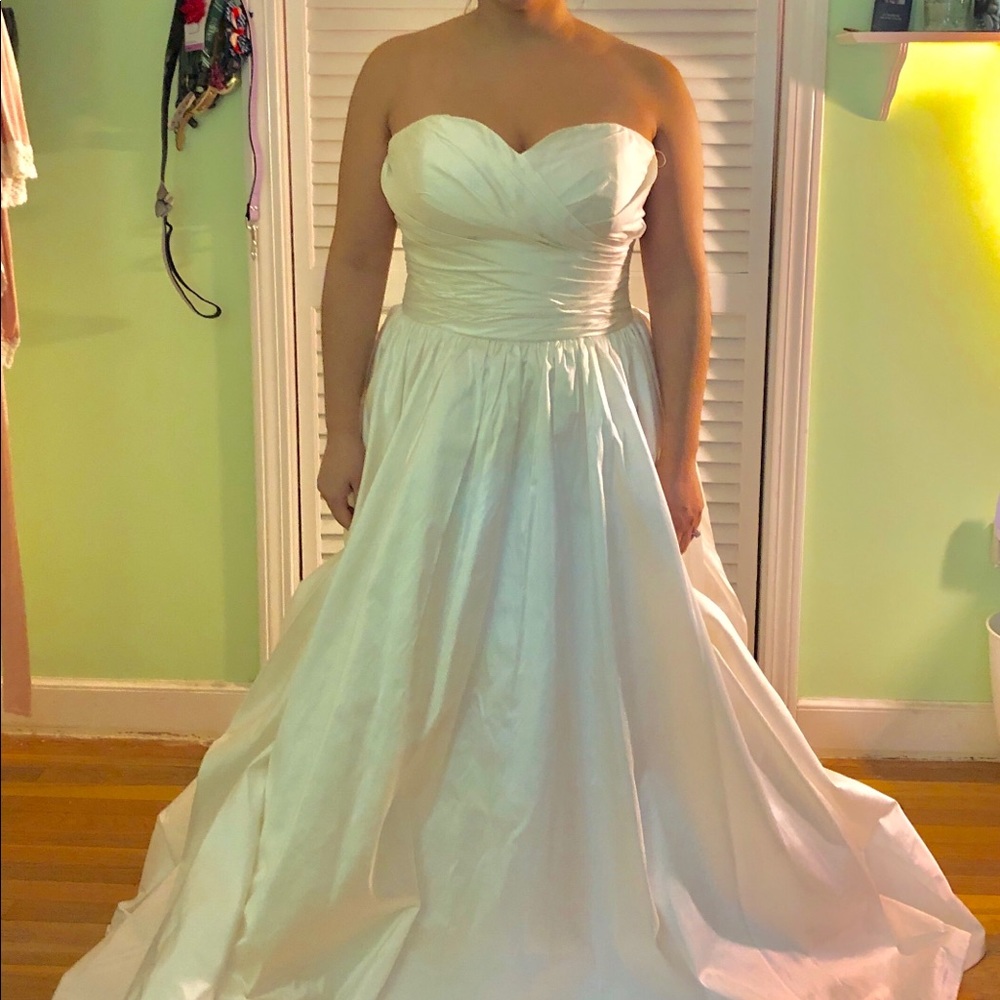 New, unaltered silk wedding gown. Lu. Raquel - Picture 2 of 8